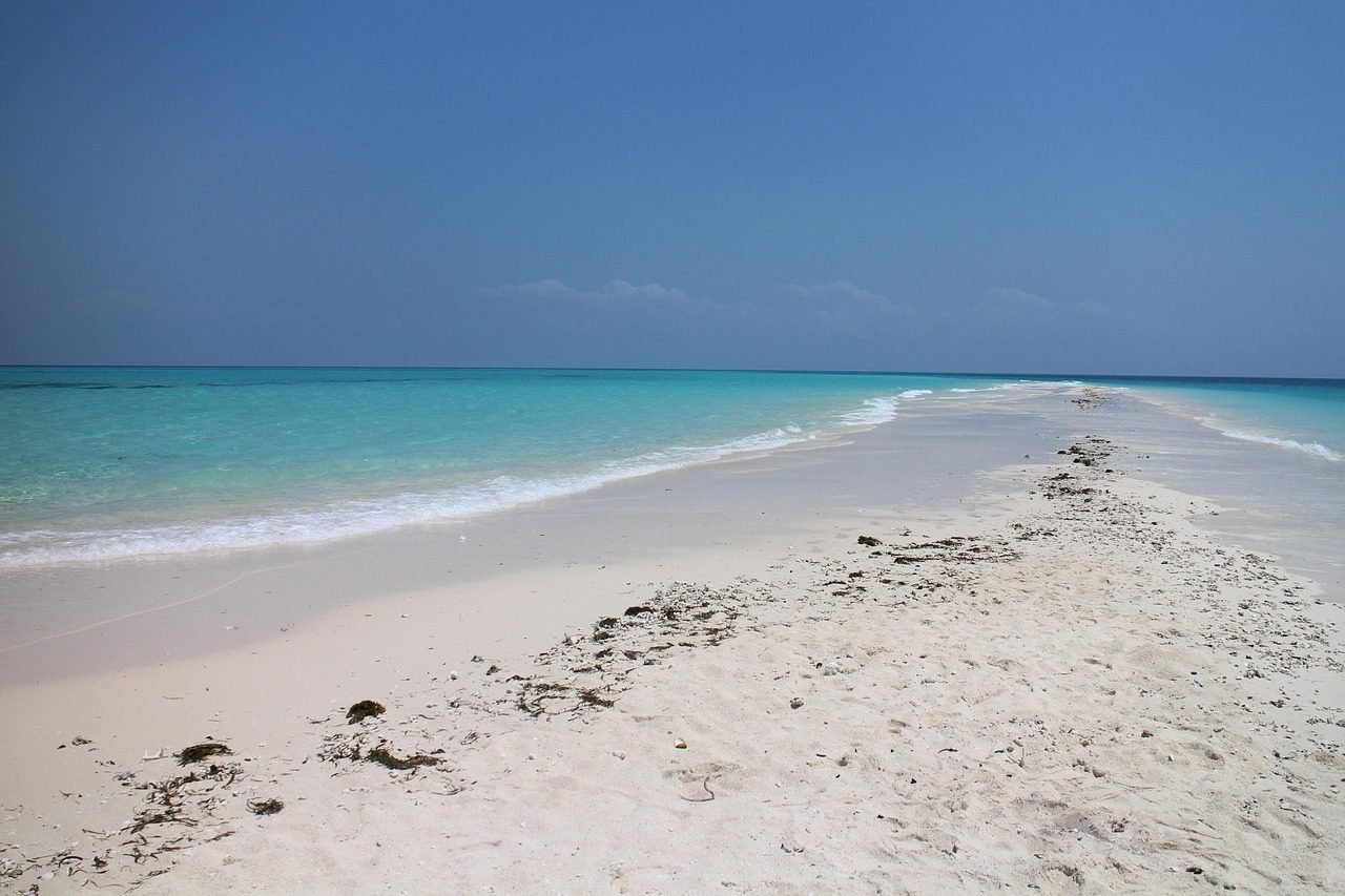 White sandbank and turquoise sea for a Nakupenda-style ocean day